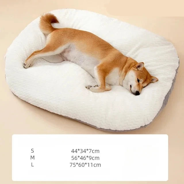 SnuggleSoft - Ovales Kuschelbett für Hunde in Beige