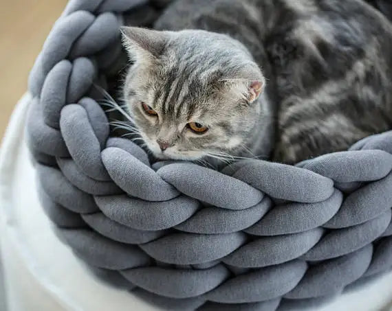 Kuscheliges Strickdesign-Katzenbett