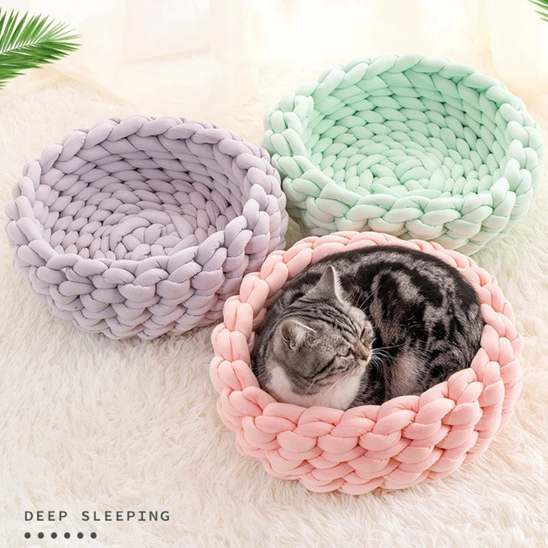 Kuscheliges Strickdesign-Katzenbett